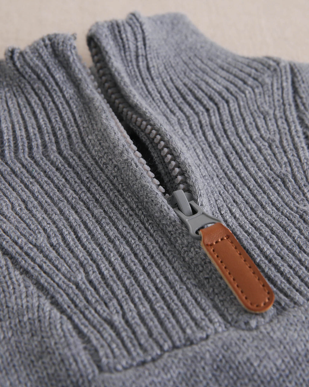 Chaleco tipo Jersey de niño gris de punto y cuello alto