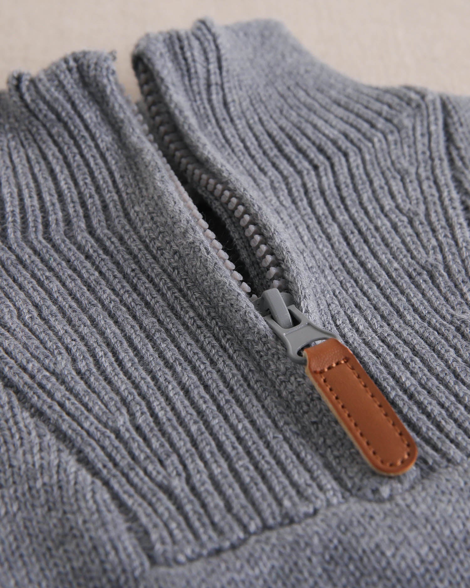 Chaleco tipo Jersey de niño gris de punto y cuello alto