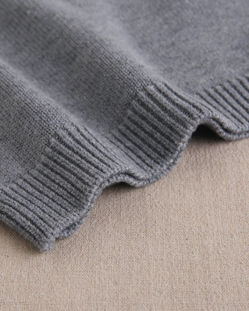Chaleco tipo Jersey de niño gris de punto y cuello alto