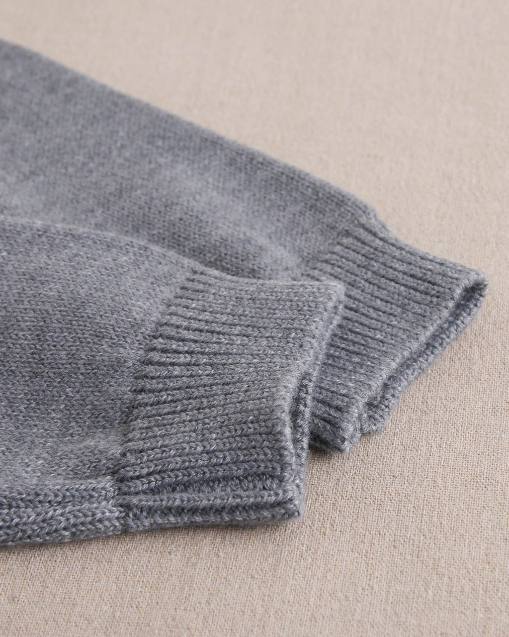 Chaleco tipo Jersey de niño gris de punto y cuello alto