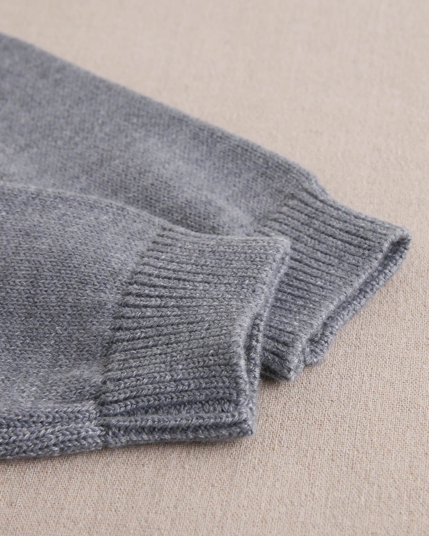 Chaleco tipo Jersey de niño gris de punto y cuello alto