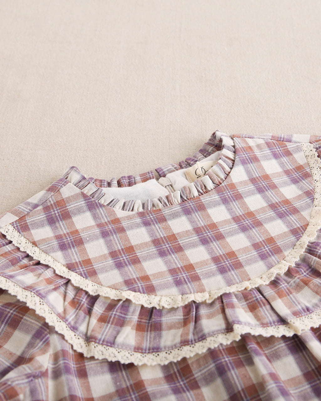 Vestido de niña de cuadros en beige, morado y teja