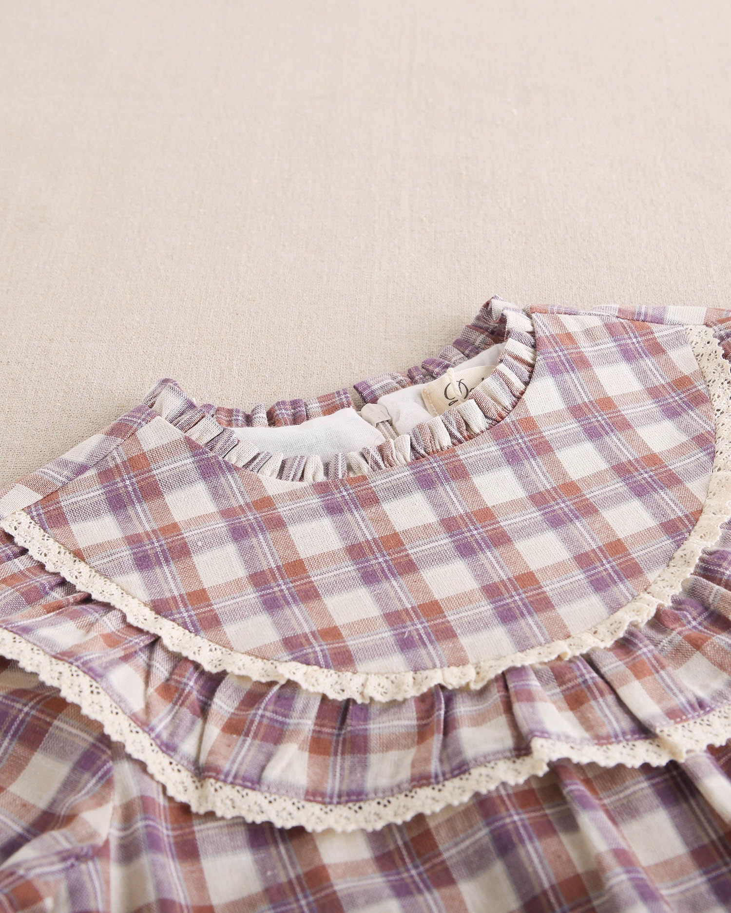 Vestido de niña de cuadros en beige, morado y teja