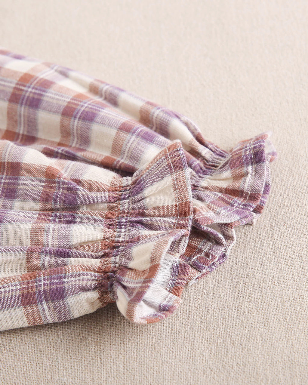 Vestido de niña de cuadros en beige, morado y teja