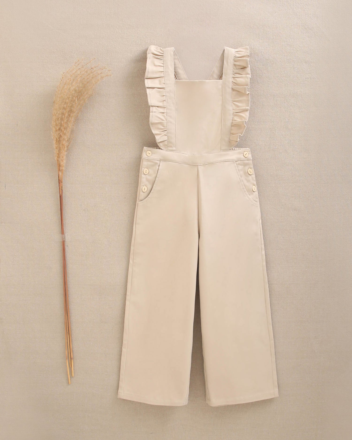 Jardinera de niña largo en beige con volantes
