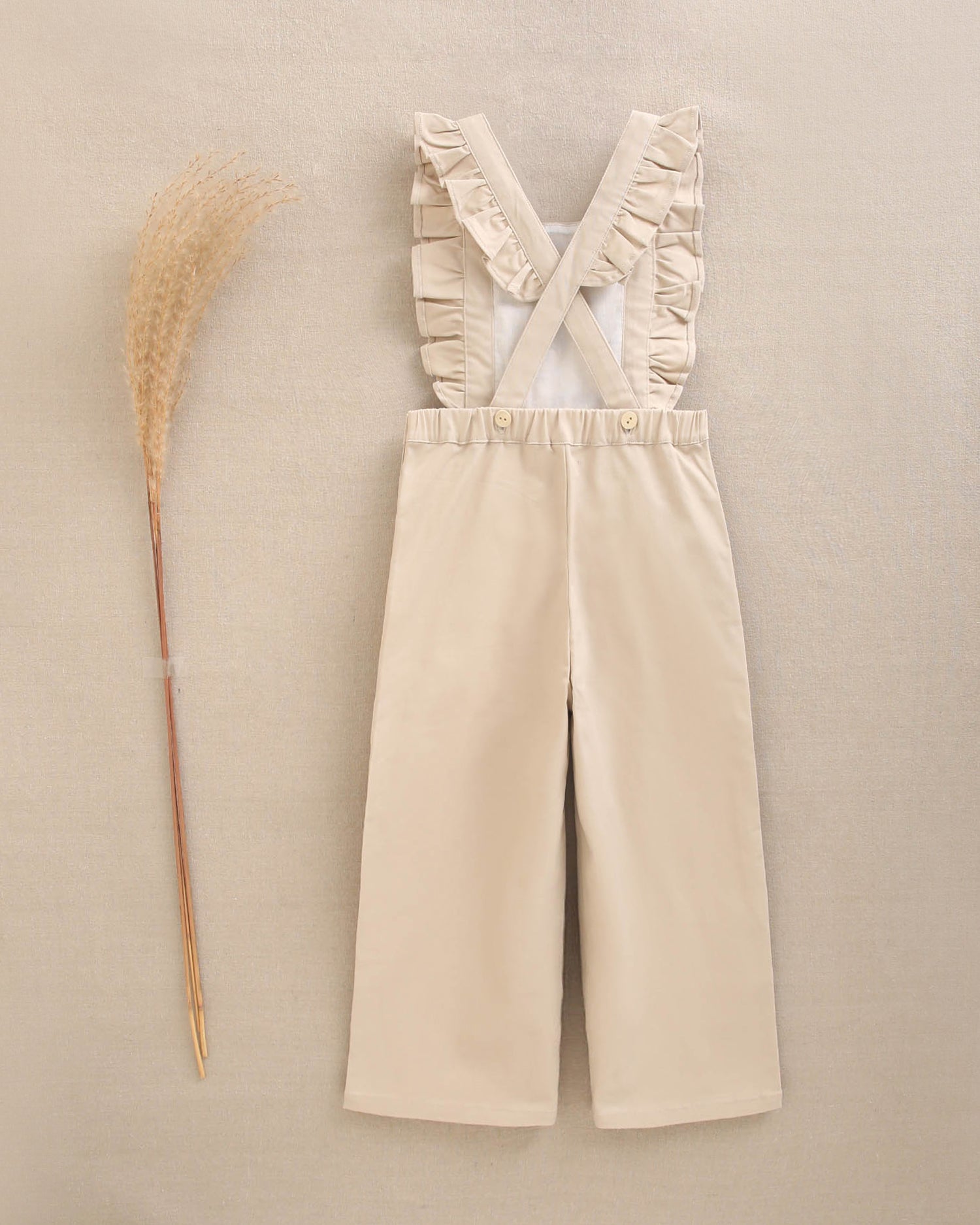 Jardinera de niña largo en beige con volantes