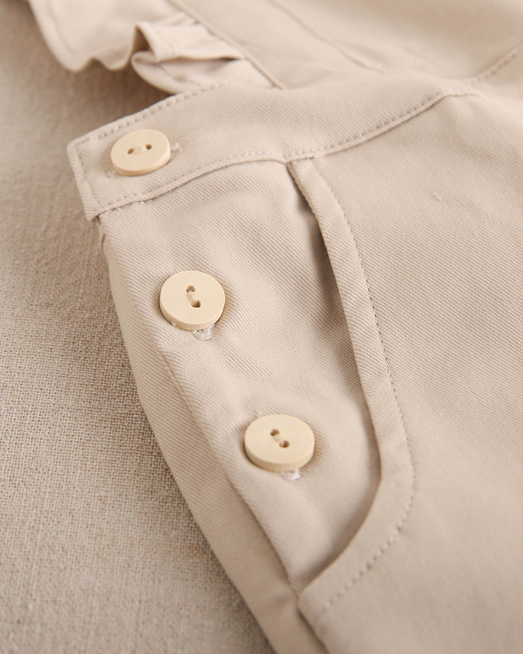 Jardinera de niña largo en beige con volantes