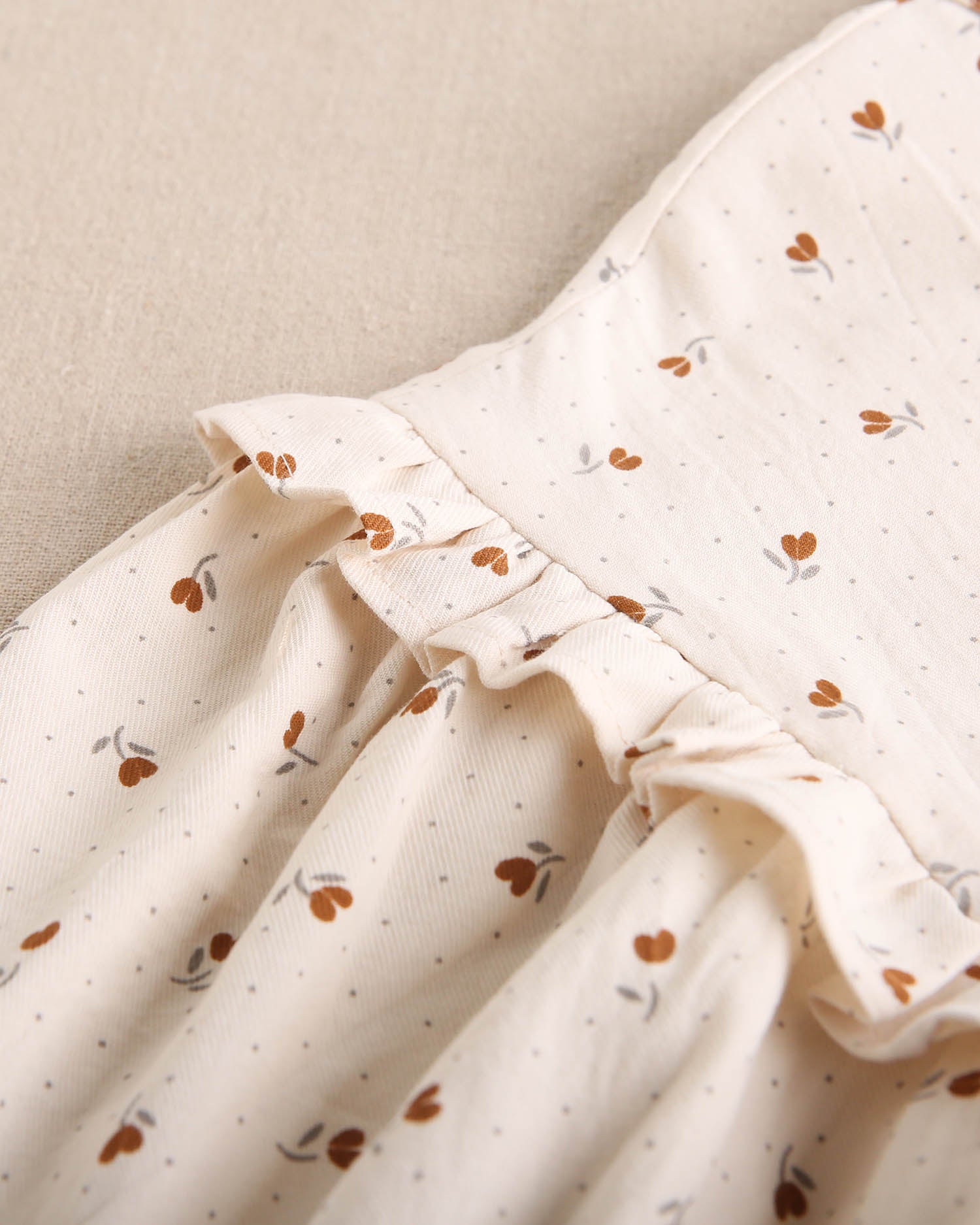 Blusa de niña beige con flores marrones