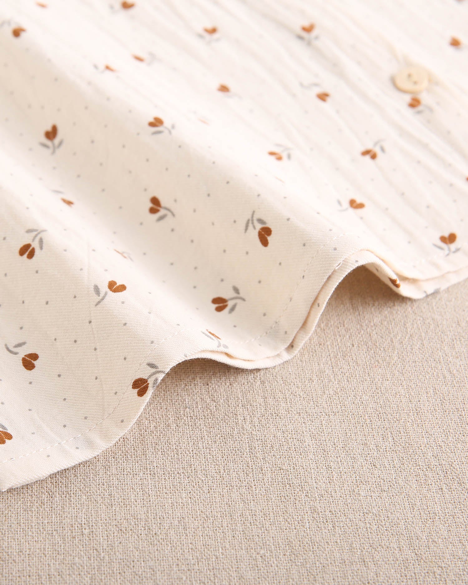 Blusa de niña beige con flores marrones