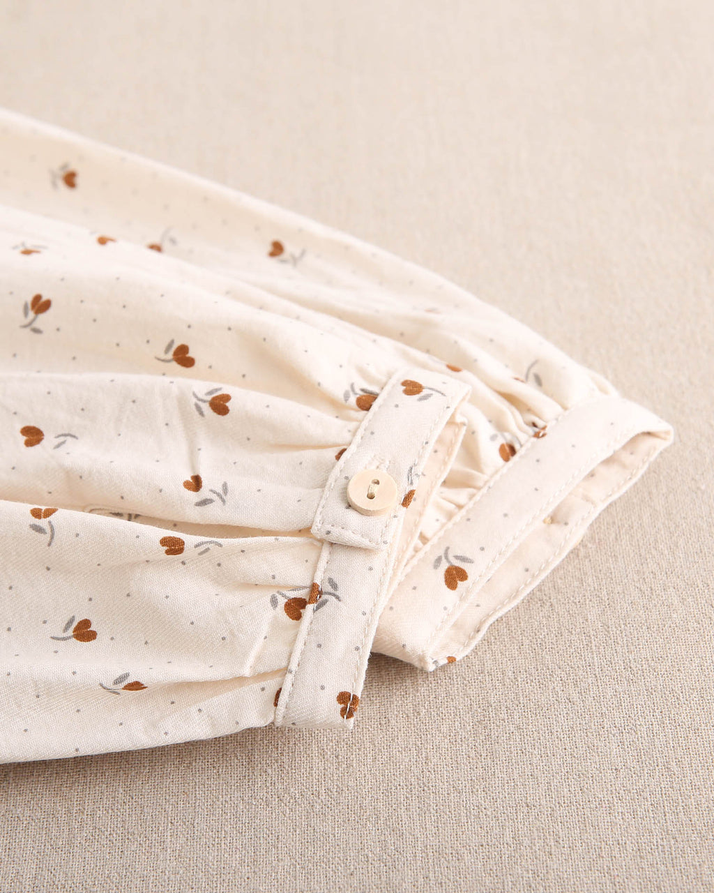 Blusa de niña beige con flores marrones
