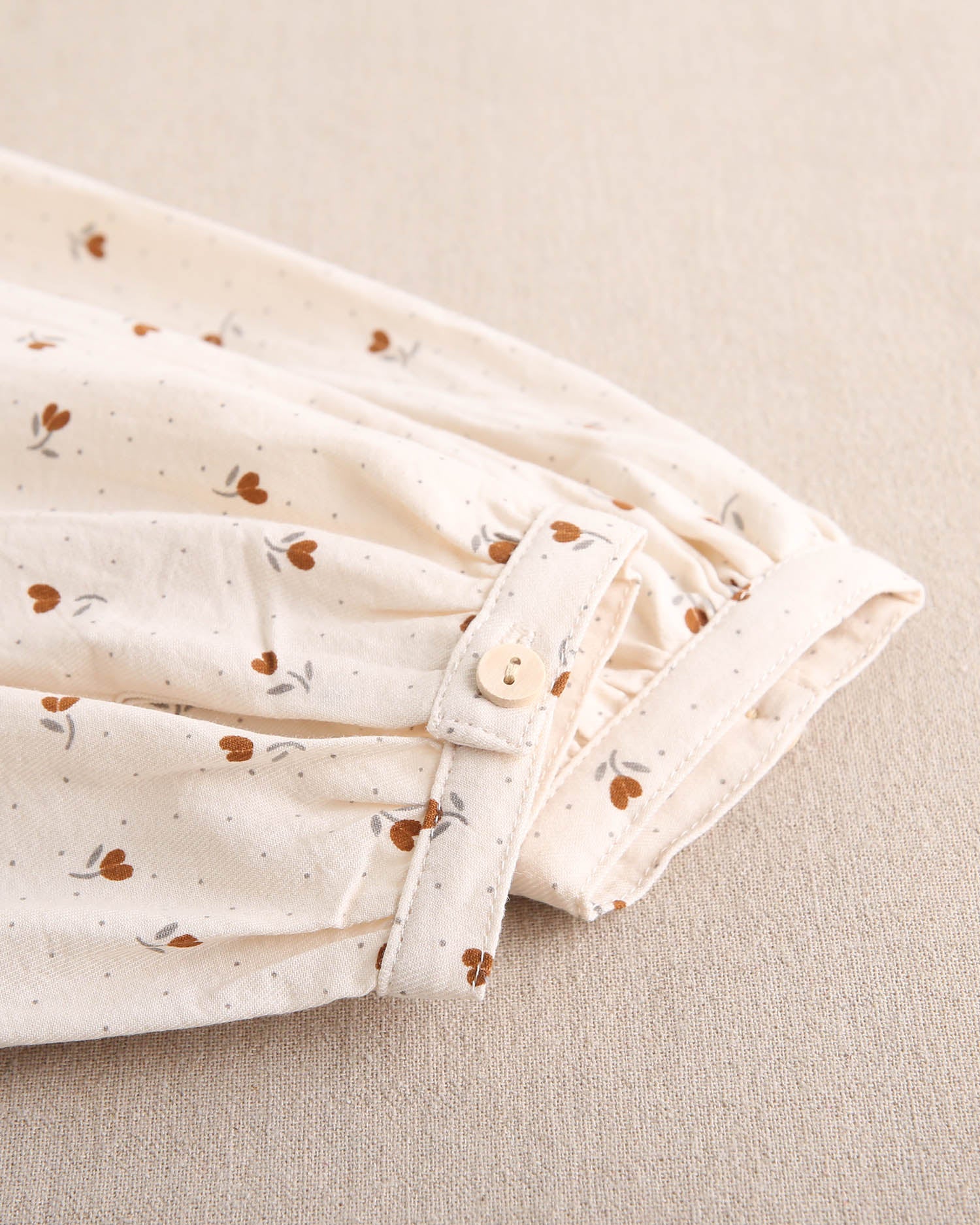 Blusa de niña beige con flores marrones