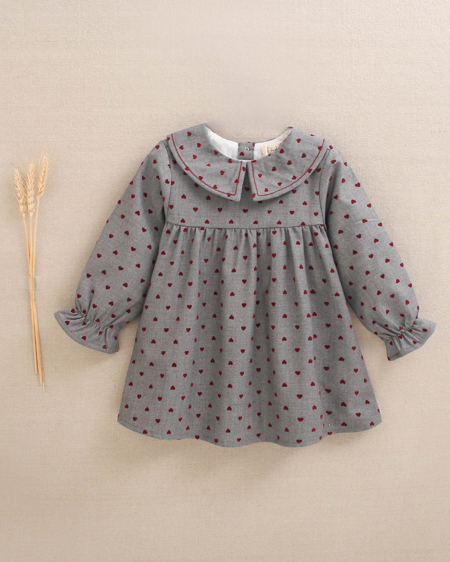 Vestido de bebé niña gris con estampado de corazones granate