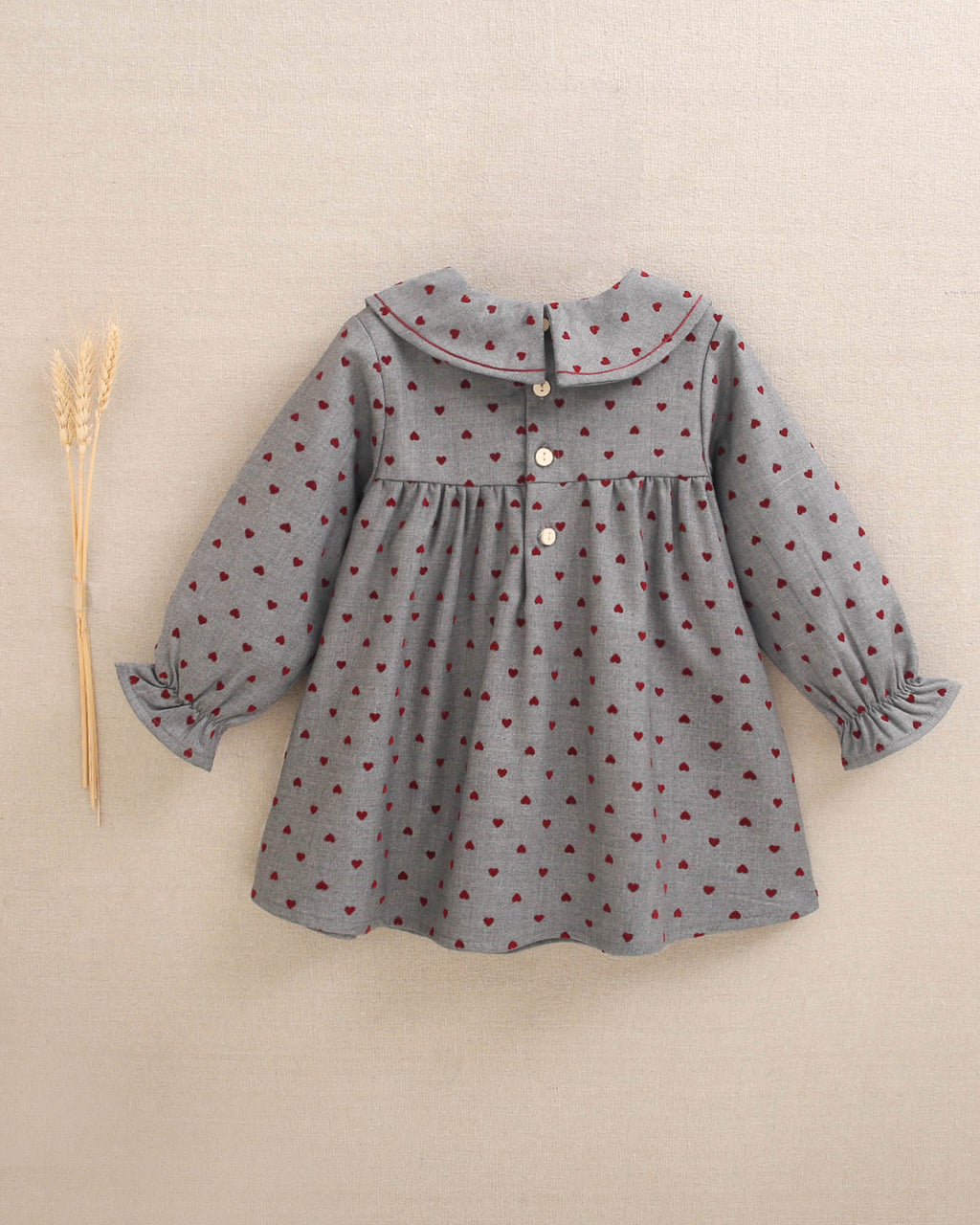 Vestido de bebé niña gris con estampado de corazones granate