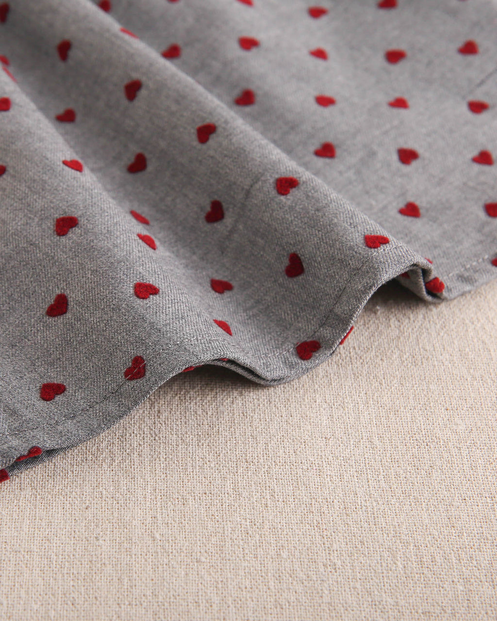 Vestido de bebé niña gris con estampado de corazones granate