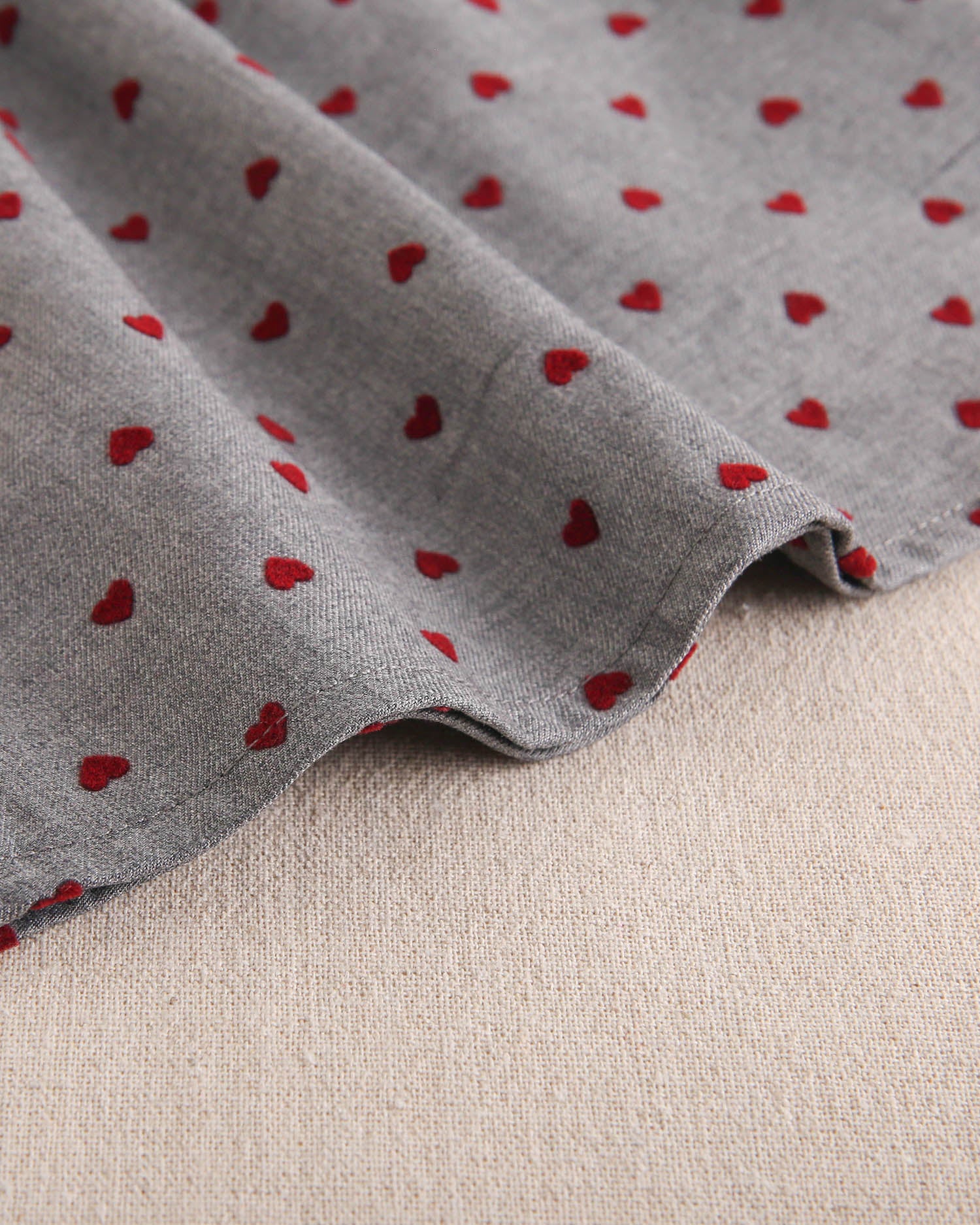 Vestido de bebé niña gris con estampado de corazones granate