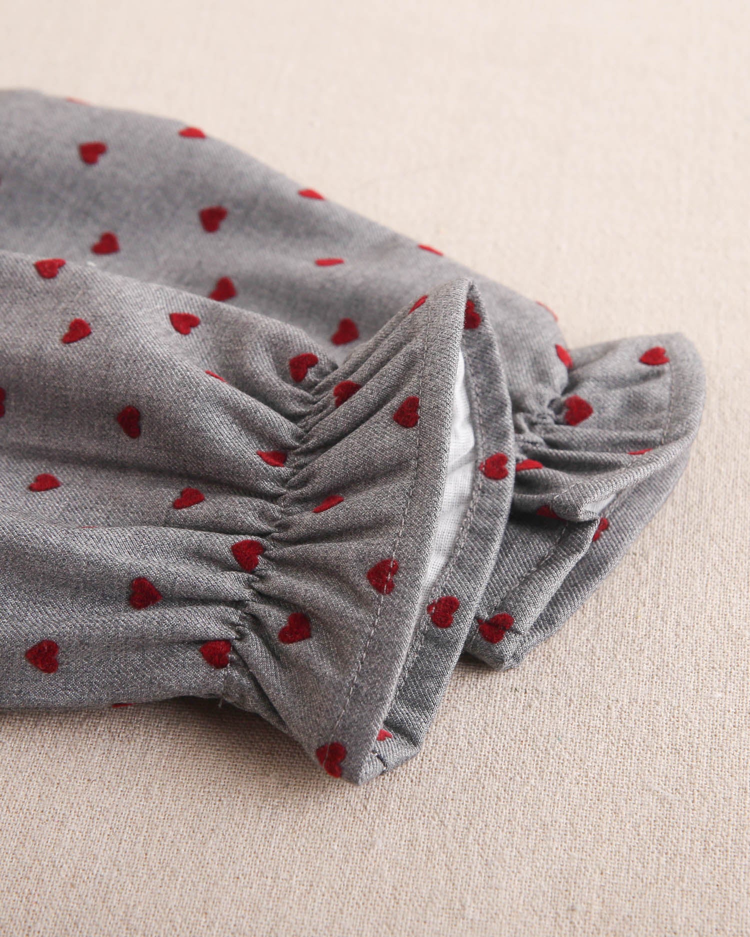 Vestido de bebé niña gris con estampado de corazones granate