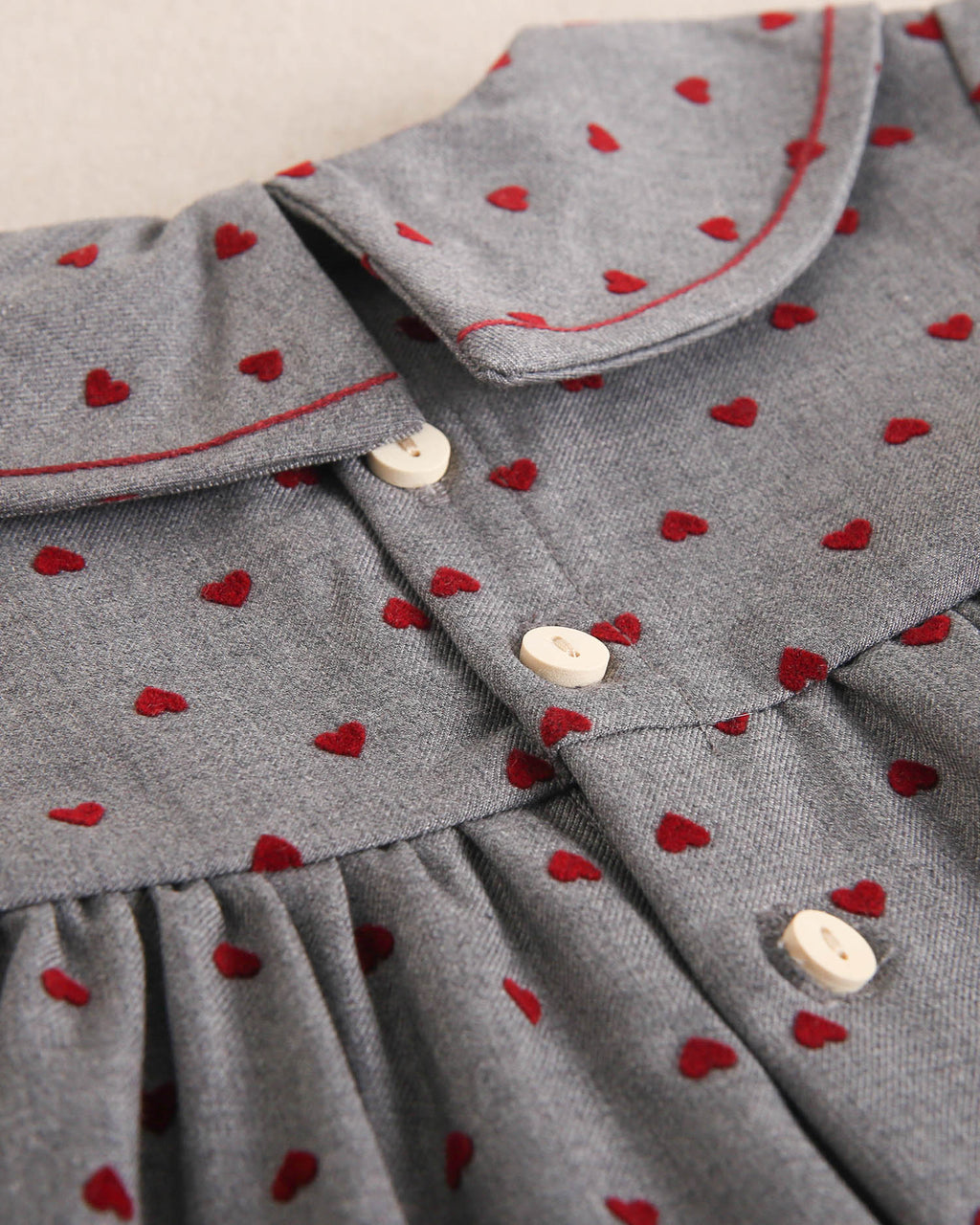 Vestido de bebé niña gris con estampado de corazones granate