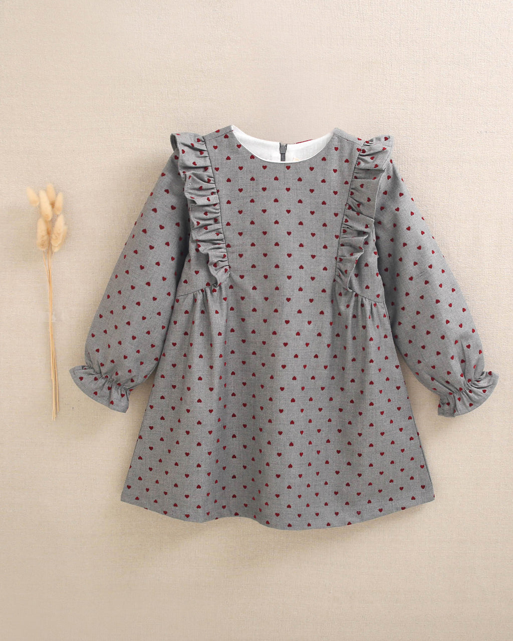 Vestido de niña gris con estampado de corazones granate
