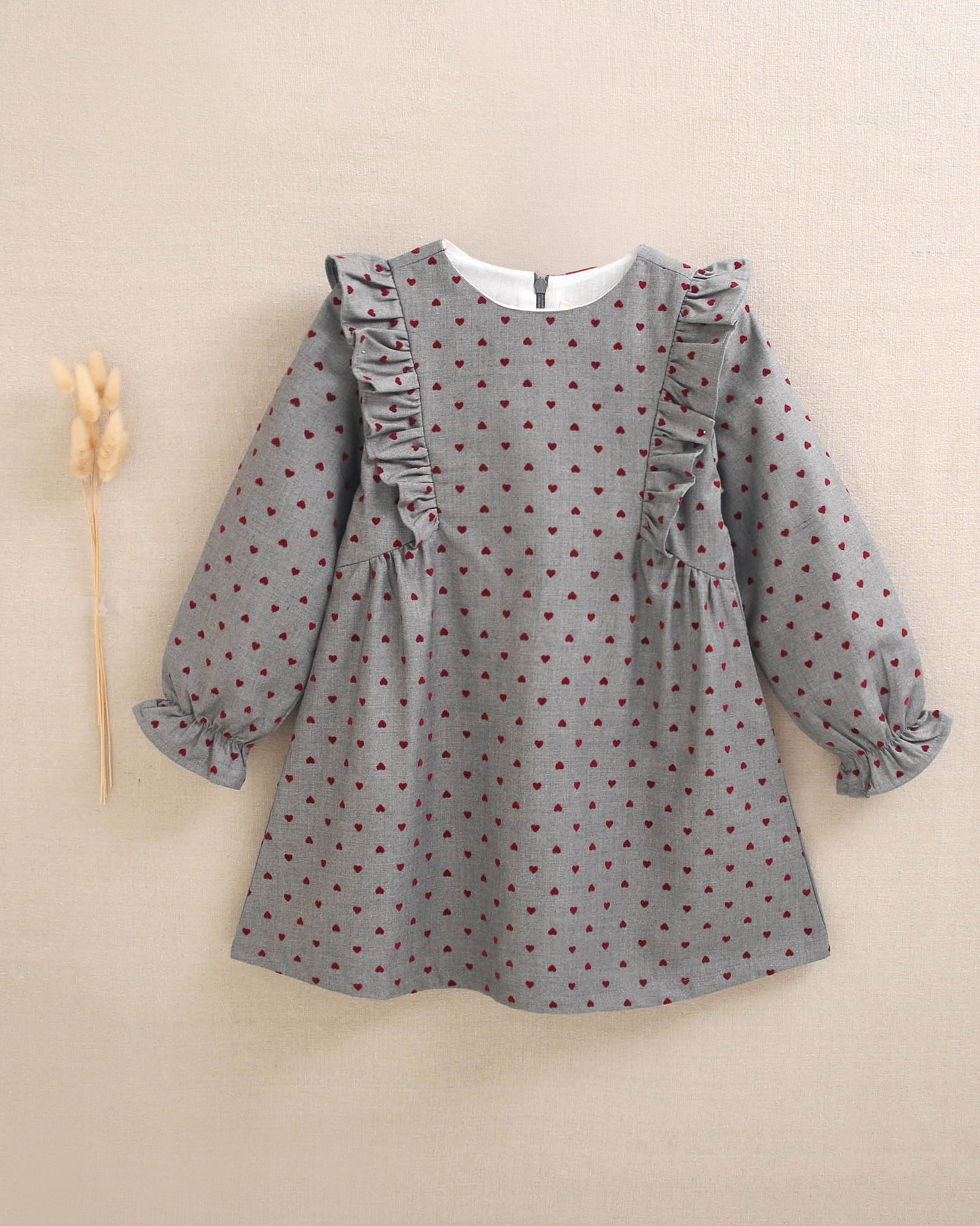 Vestido de niña gris con estampado de corazones granate