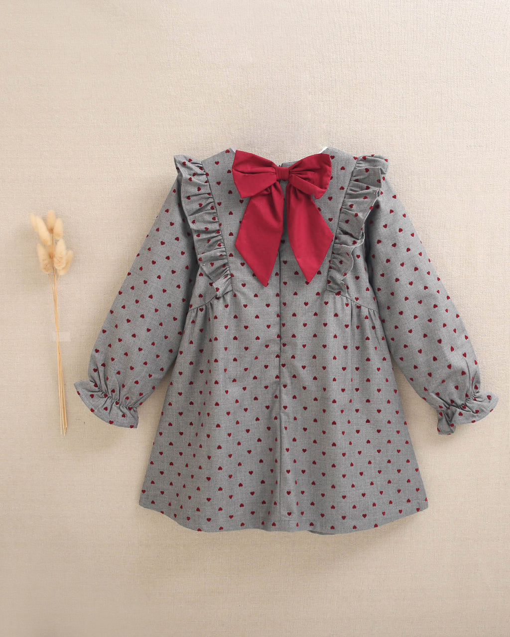 Vestido de niña gris con estampado de corazones granate