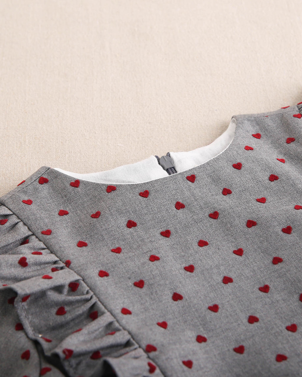 Vestido de niña gris con estampado de corazones granate
