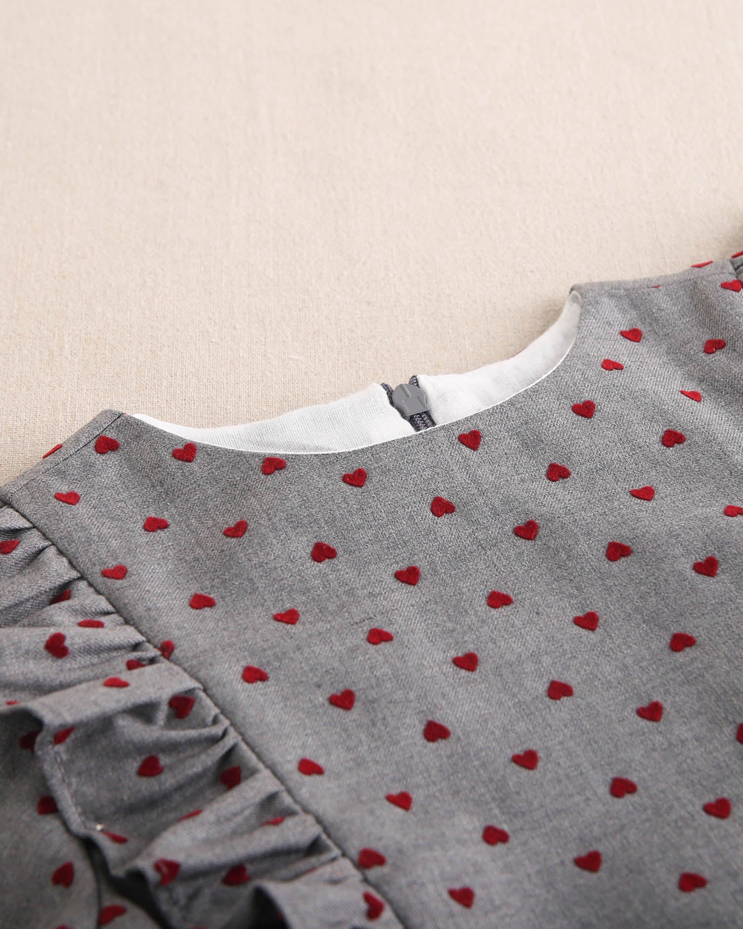 Vestido de niña gris con estampado de corazones granate