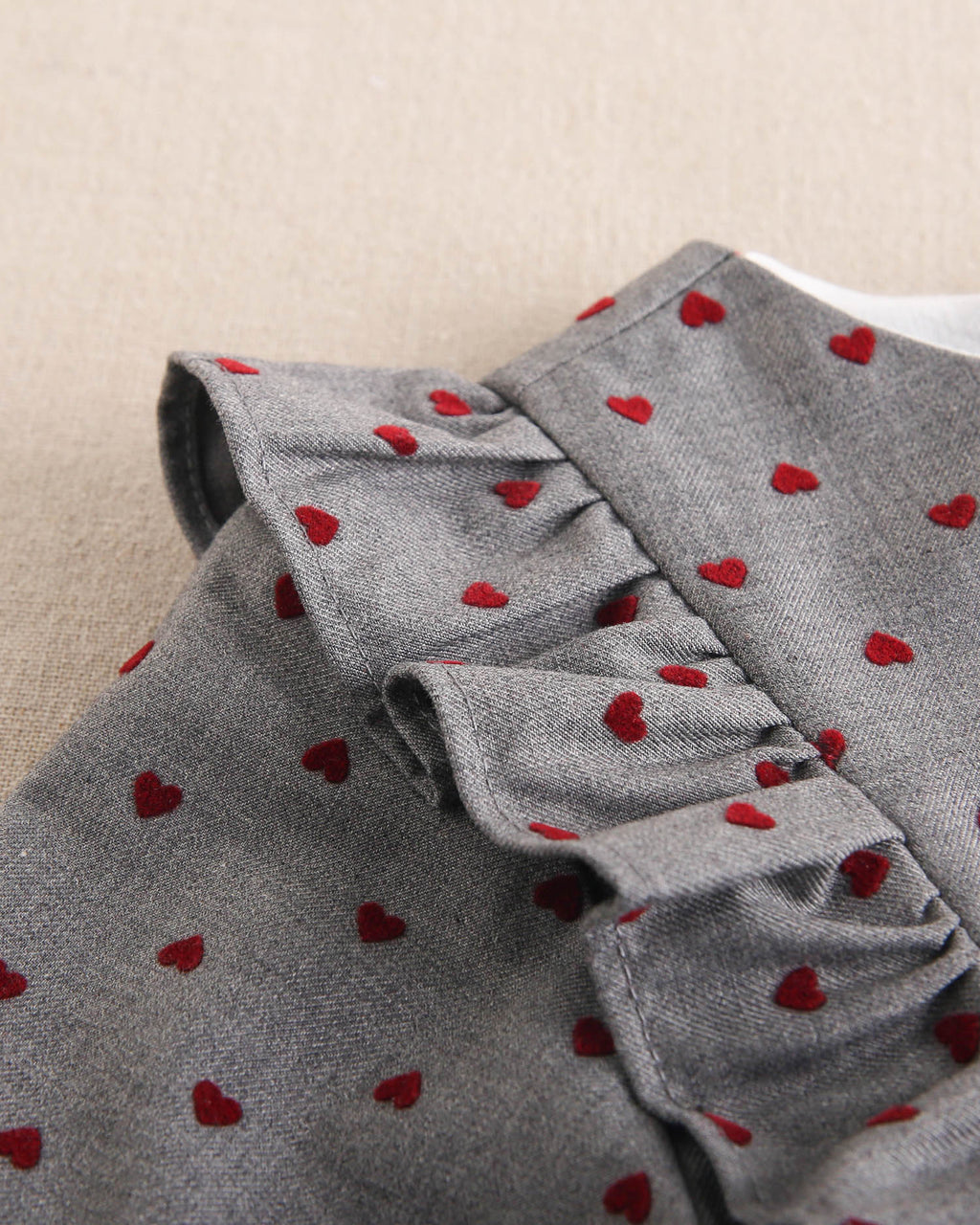 Vestido de niña gris con estampado de corazones granate