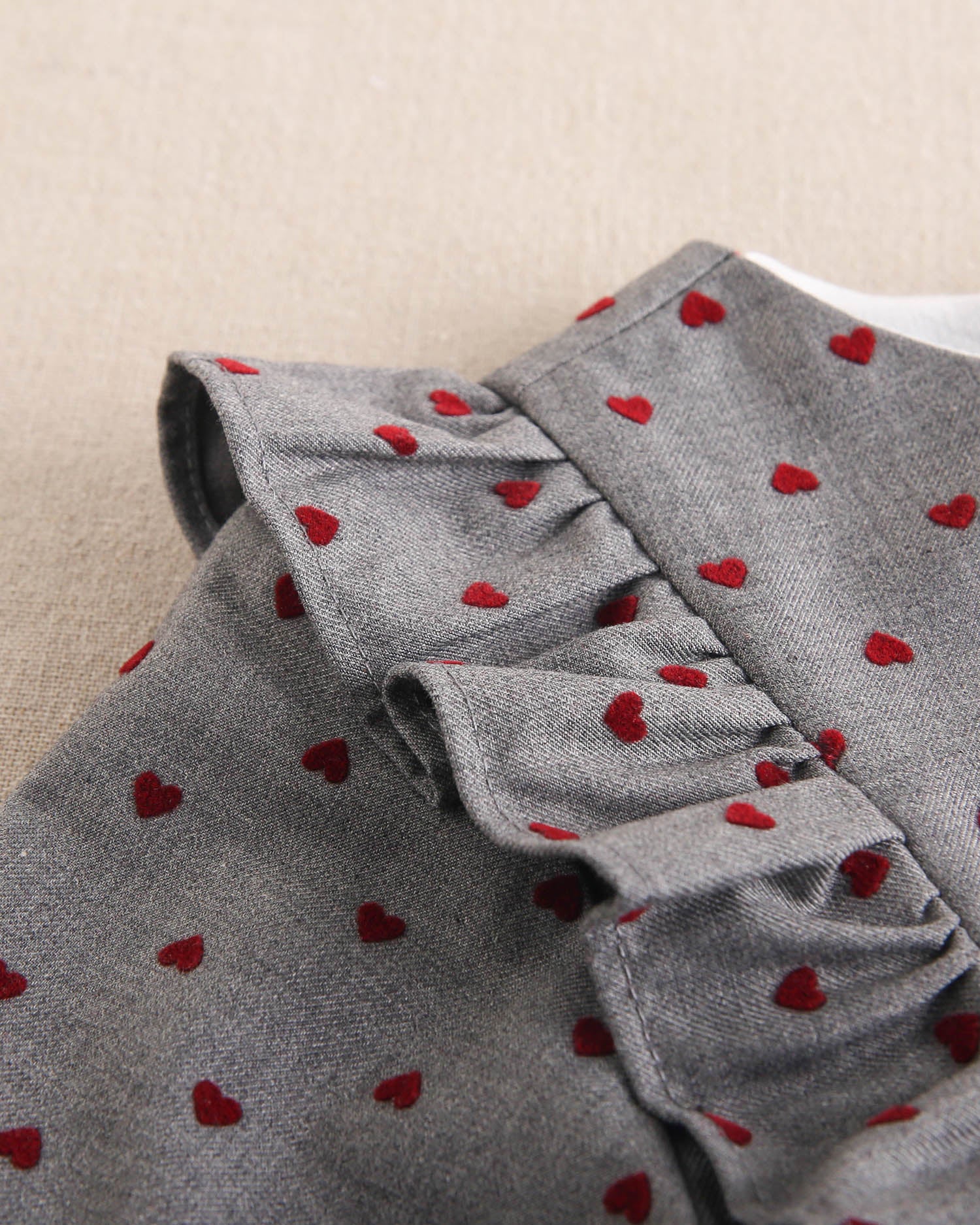 Vestido de niña gris con estampado de corazones granate