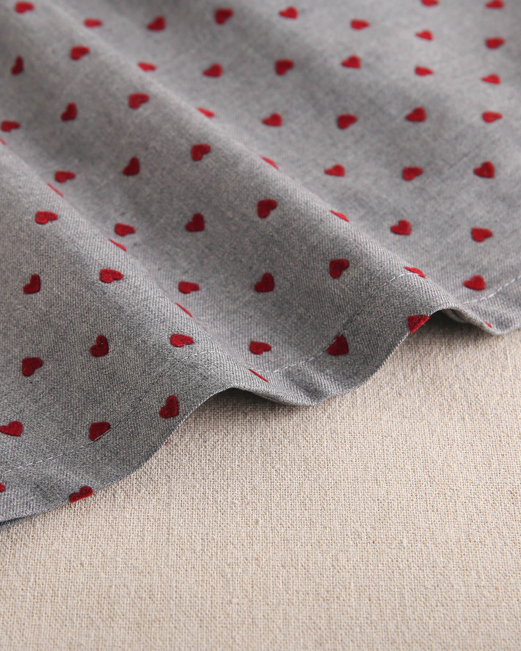 Vestido de niña gris con estampado de corazones granate