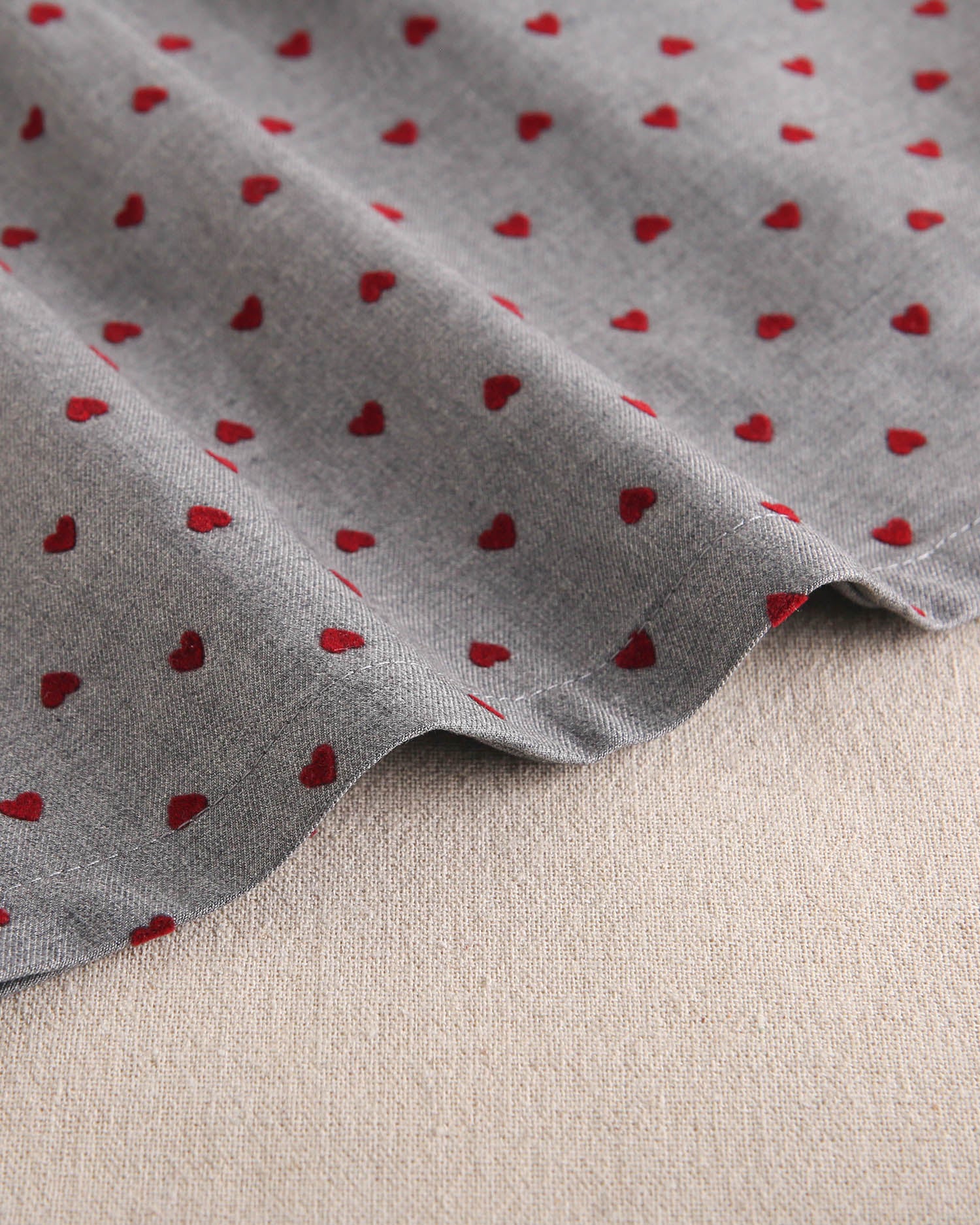 Vestido de niña gris con estampado de corazones granate