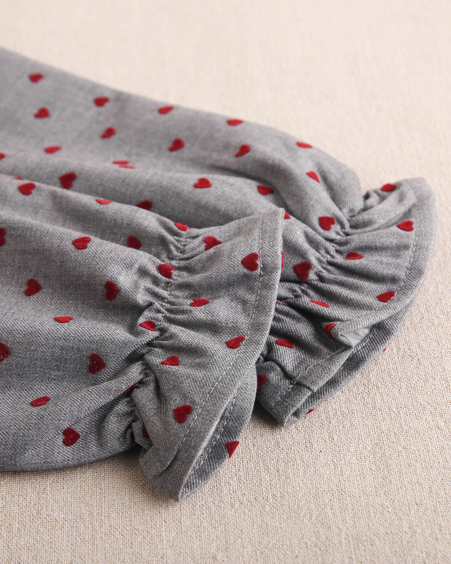 Vestido de niña gris con estampado de corazones granate