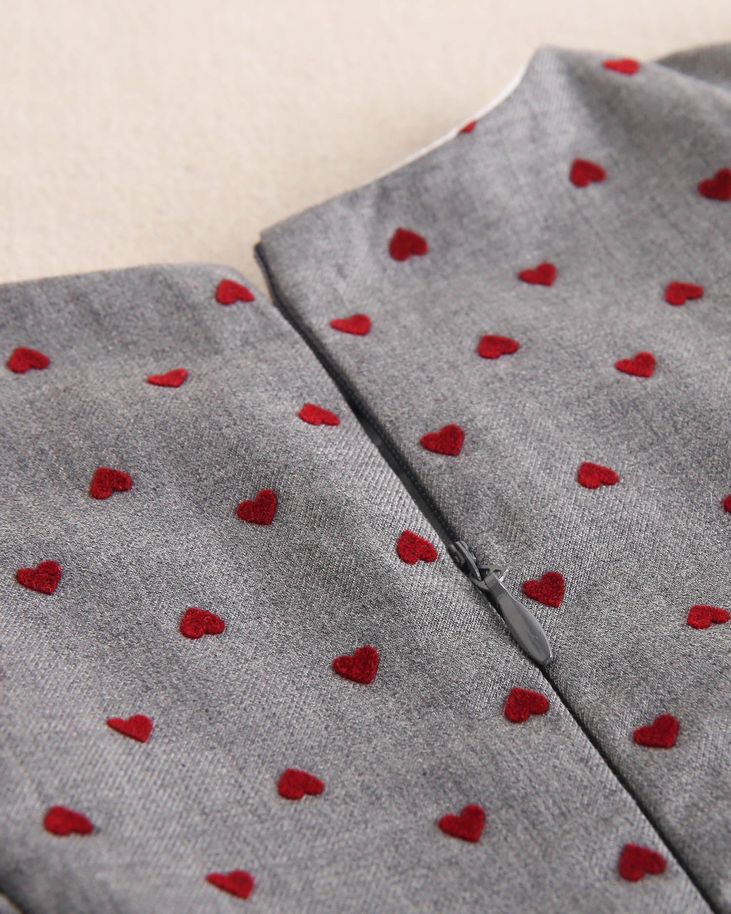 Vestido de niña gris con estampado de corazones granate