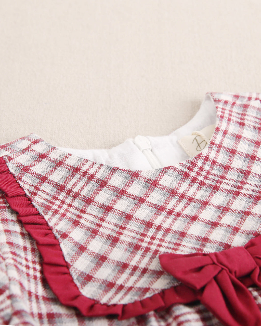 Vestido de bebé niña cuadros granate y detalle de lazo