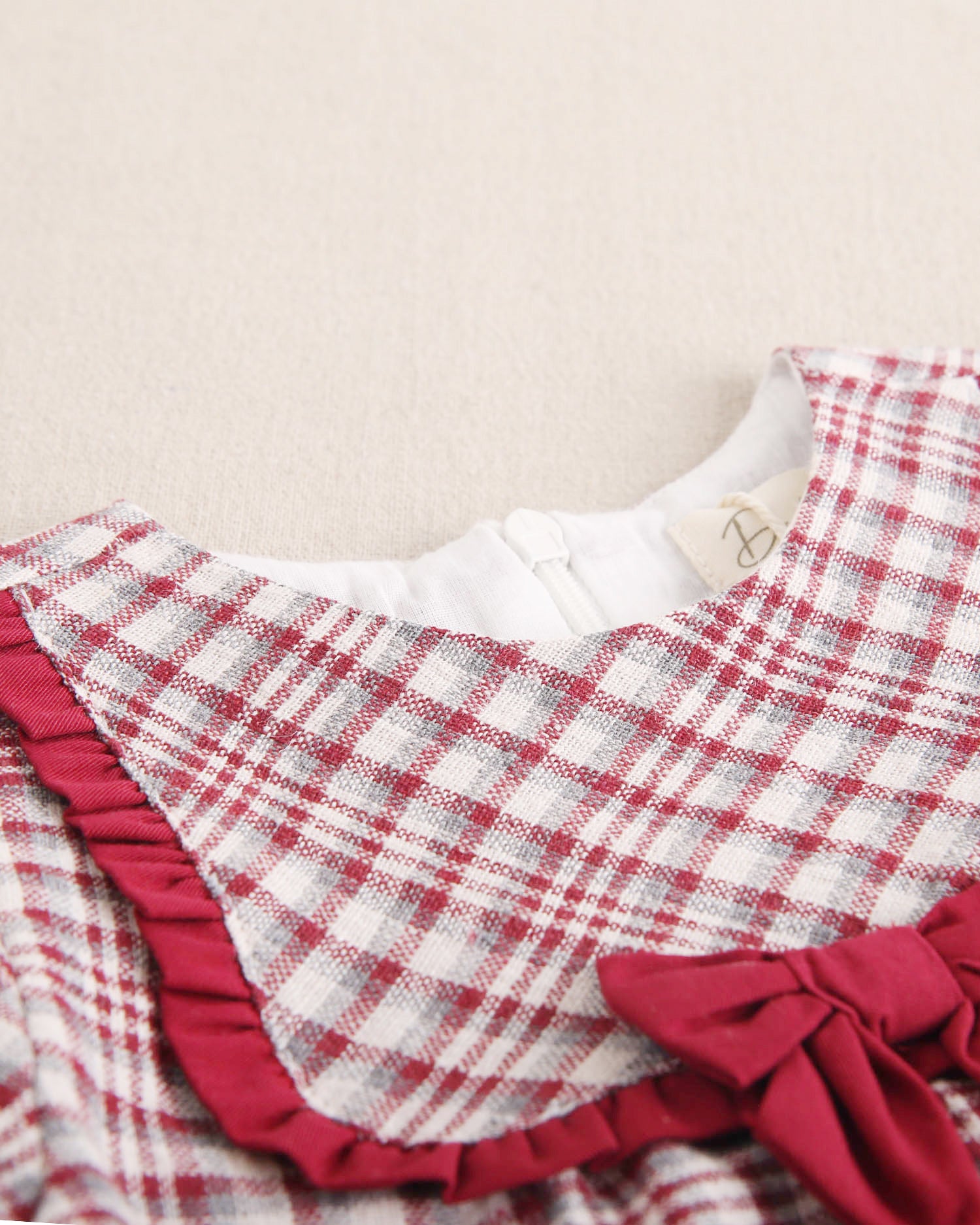 Vestido de bebé niña cuadros granate y detalle de lazo