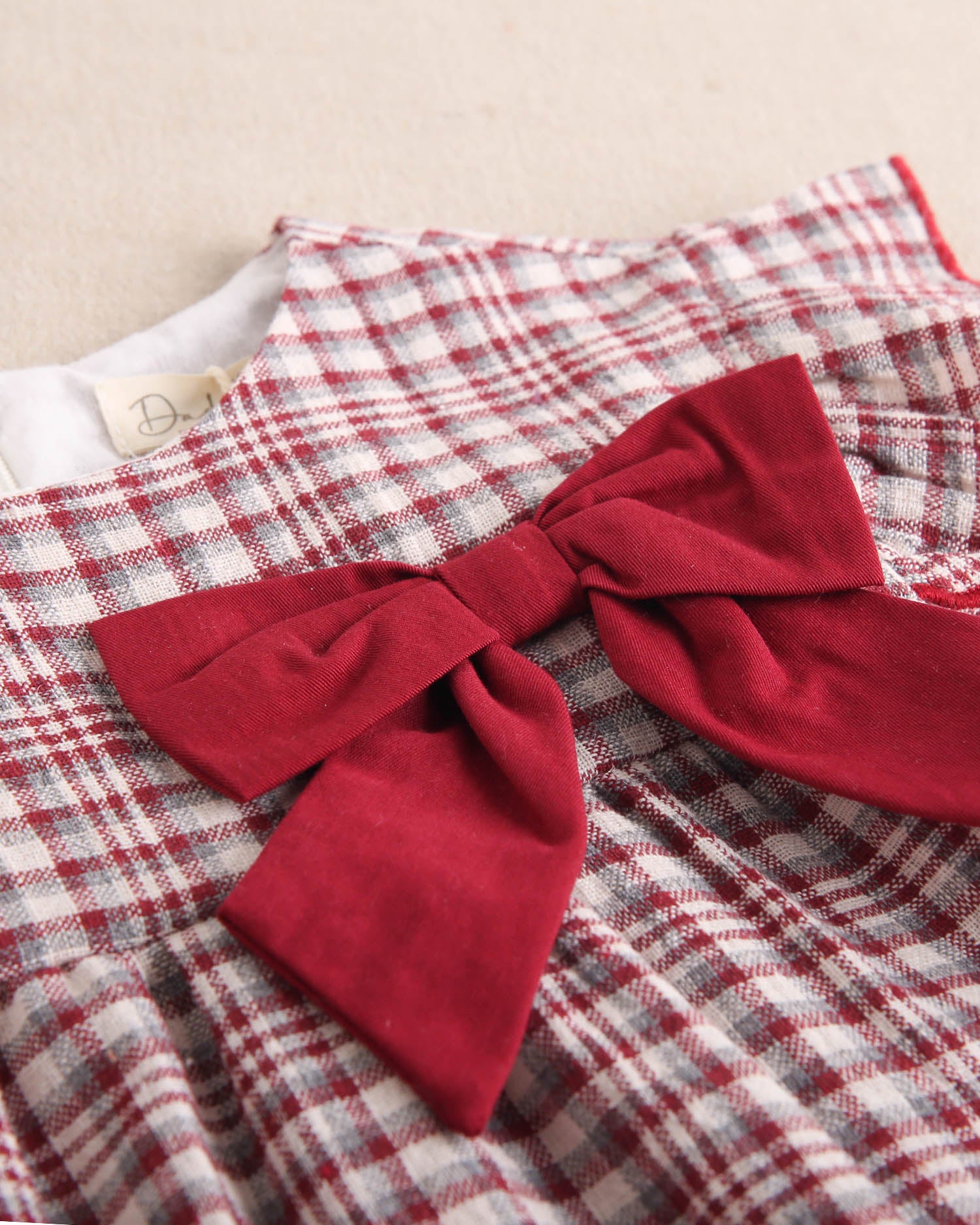 Vestido de niña de cuadros granate y detalle de lazo