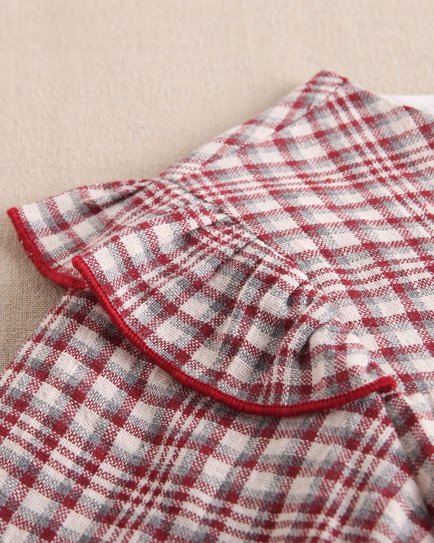Vestido de niña de cuadros granate y detalle de lazo