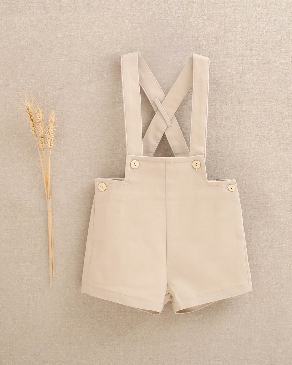 Jardinera corta de bebé niño beige con botones de madera