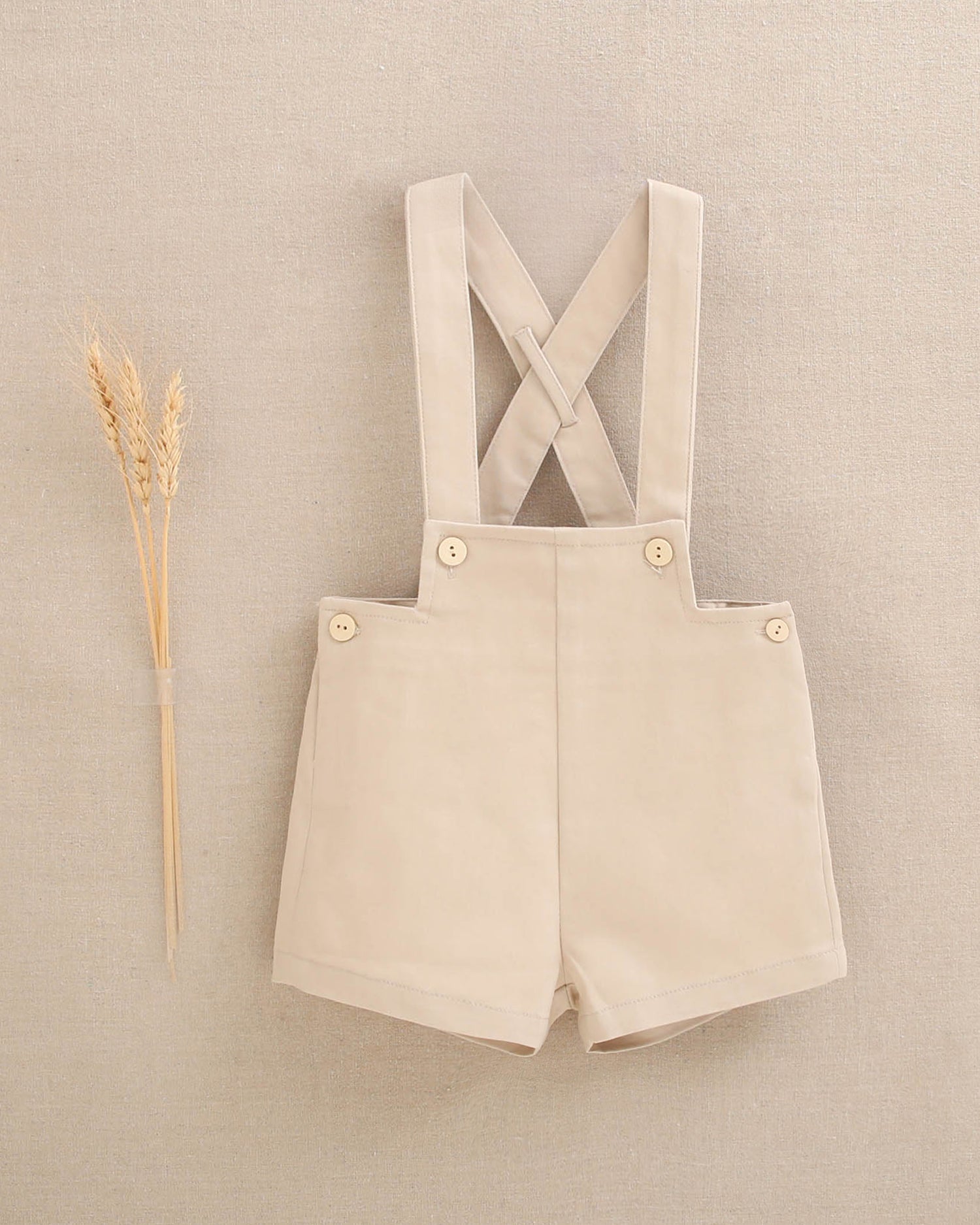Jardinera corta de bebé niño beige con botones de madera