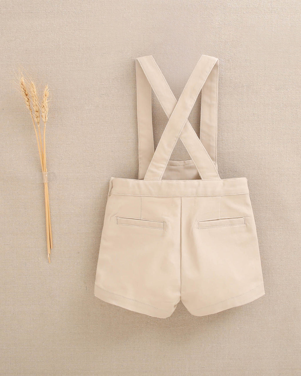 Jardinera corta de bebé niño beige con botones de madera