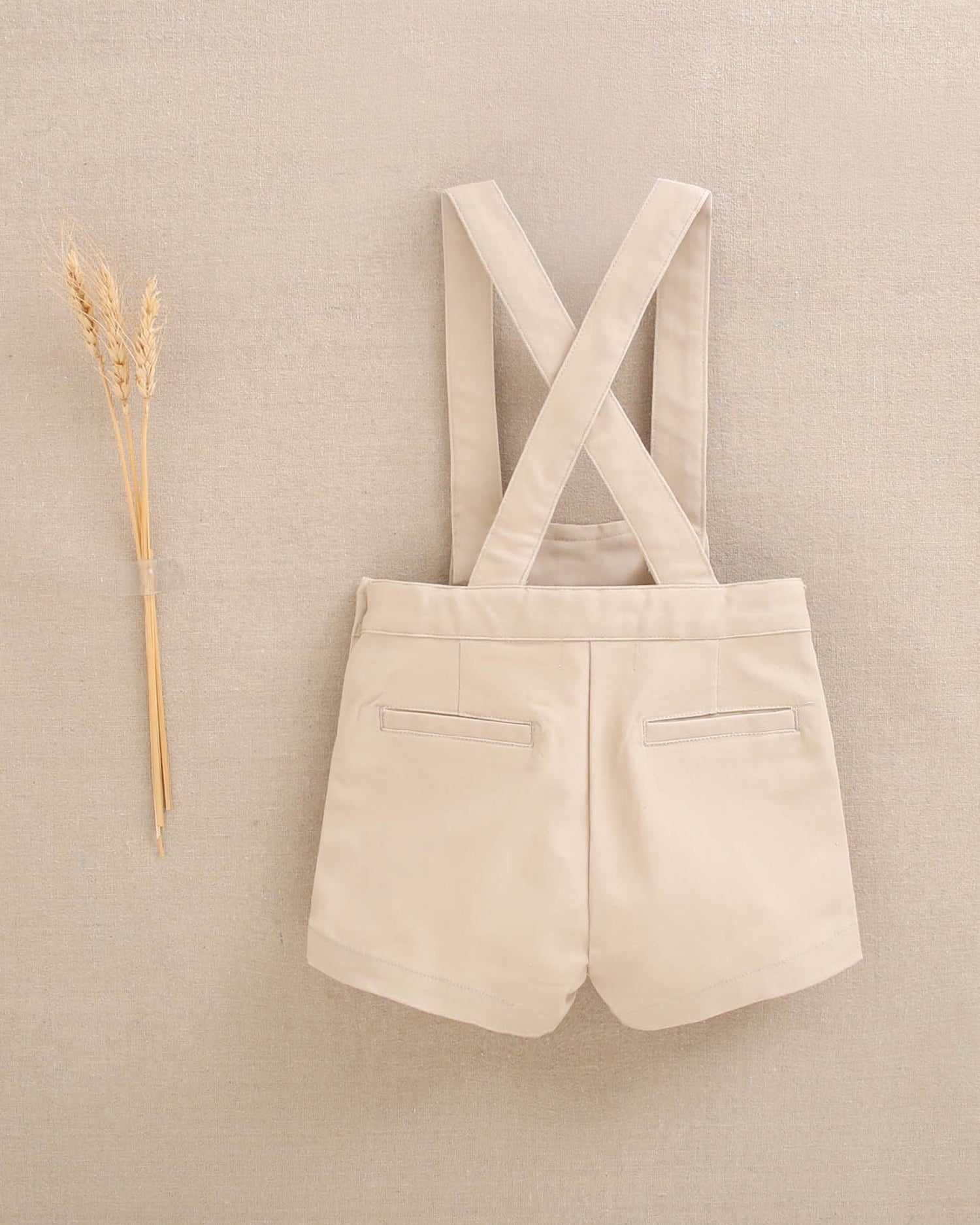 Jardinera corta de bebé niño beige con botones de madera