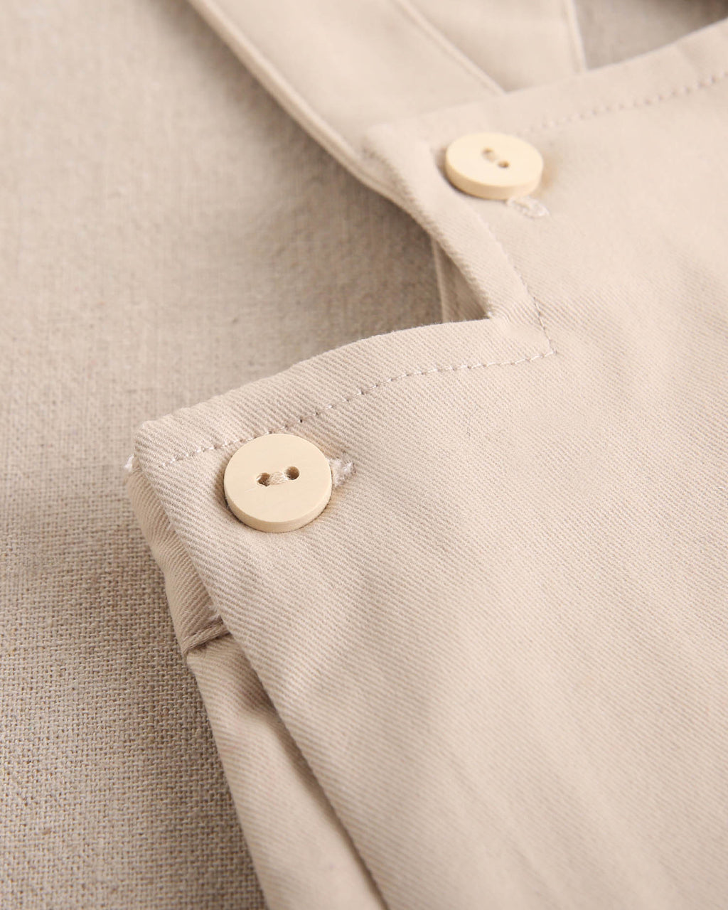 Jardinera corta de bebé niño beige con botones de madera