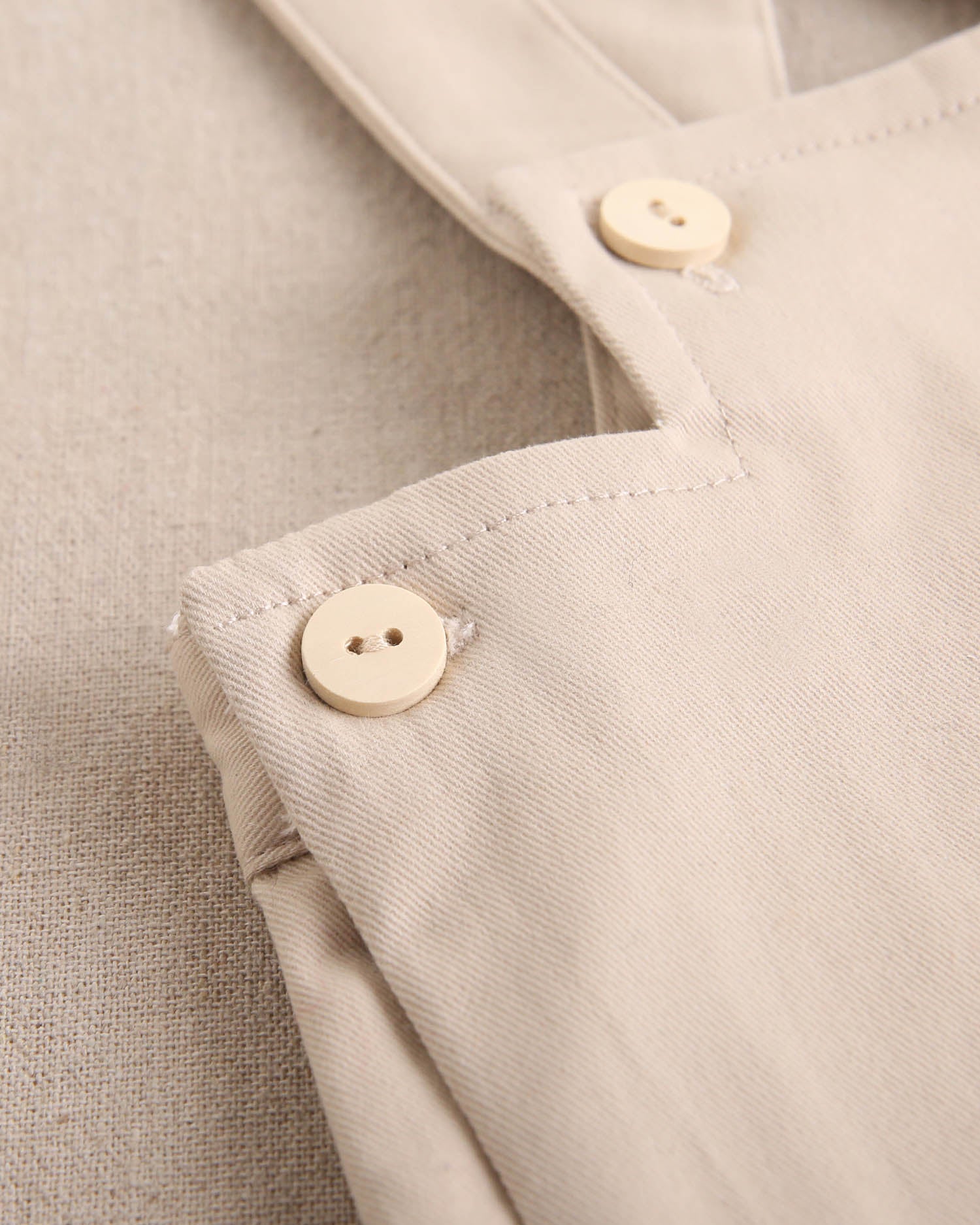 Jardinera corta de bebé niño beige con botones de madera