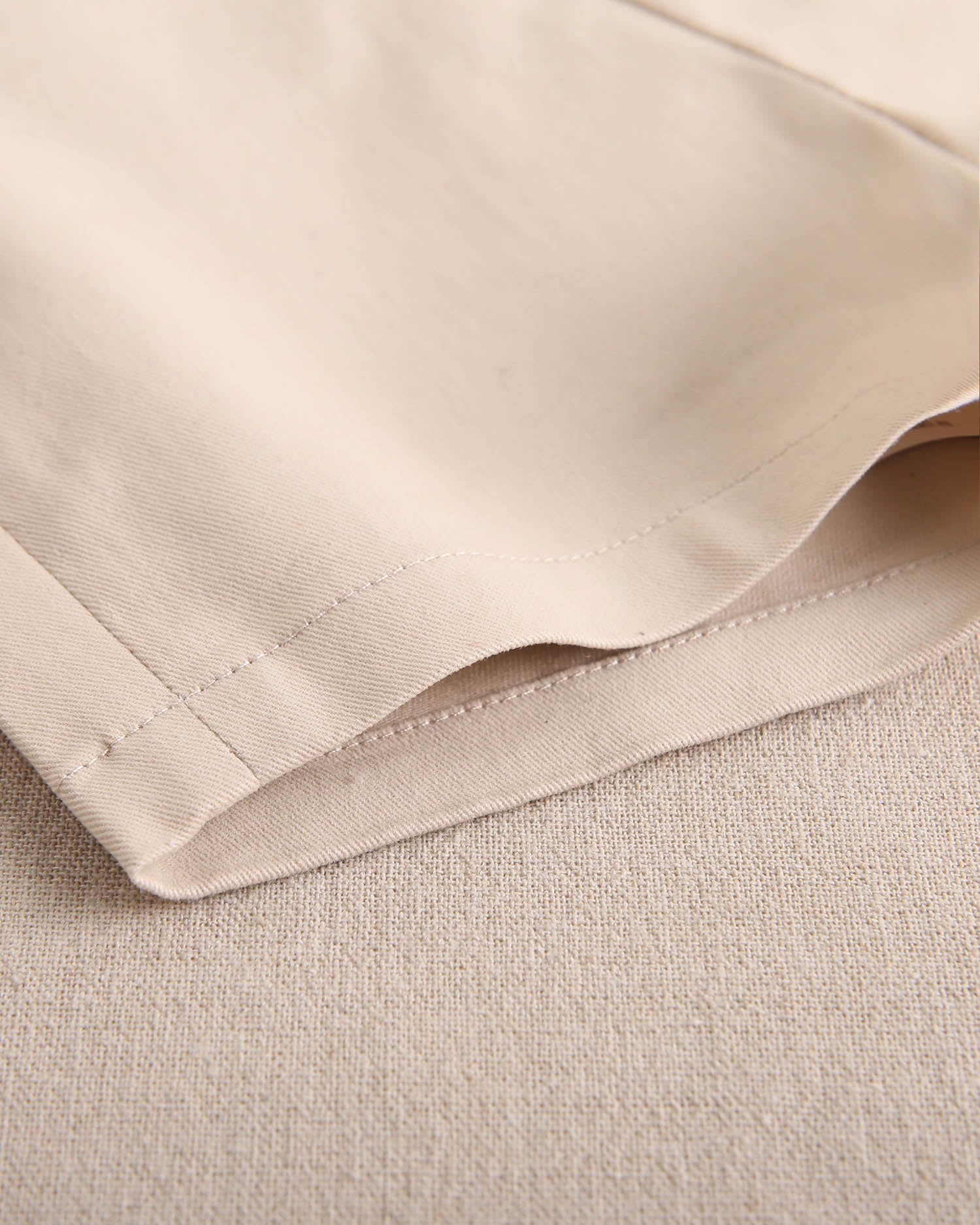 Jardinera corta de bebé niño beige con botones de madera