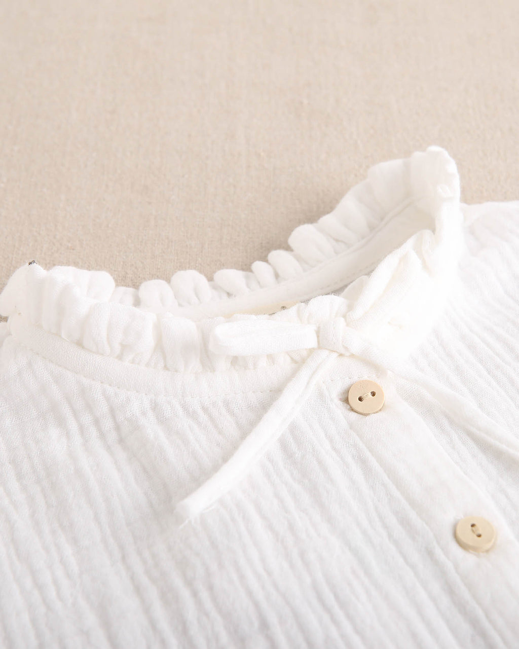 Blusa de niña de muselina blanca con cuello Peter Pan