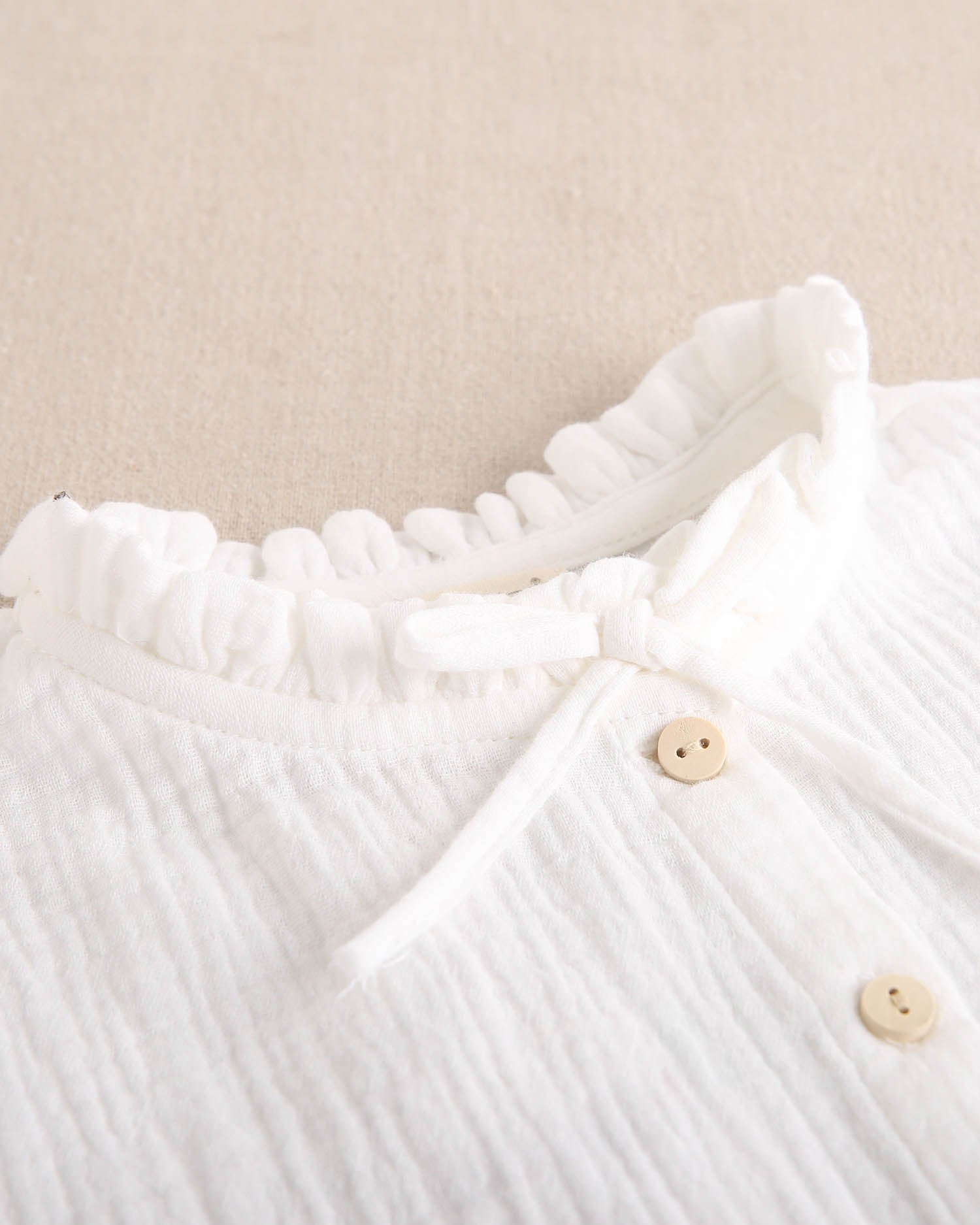 Blusa de niña de muselina blanca con cuello Peter Pan