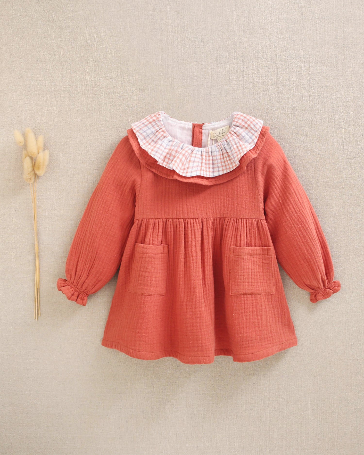 Vestido de bebé niña de muselina teja con cuello de cuadros