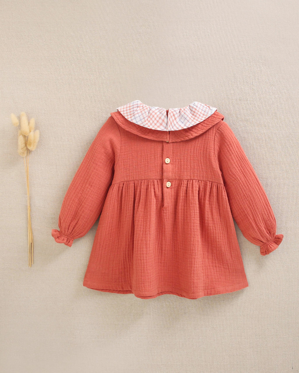 Vestido de bebé niña de muselina teja con cuello de cuadros