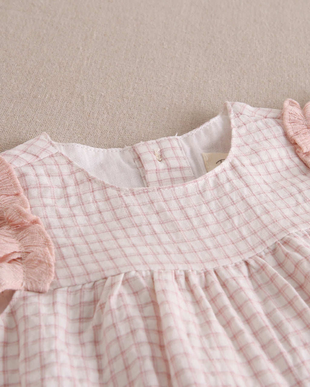 Vestido bebé niña rosa de cuadros con volantes en hombros