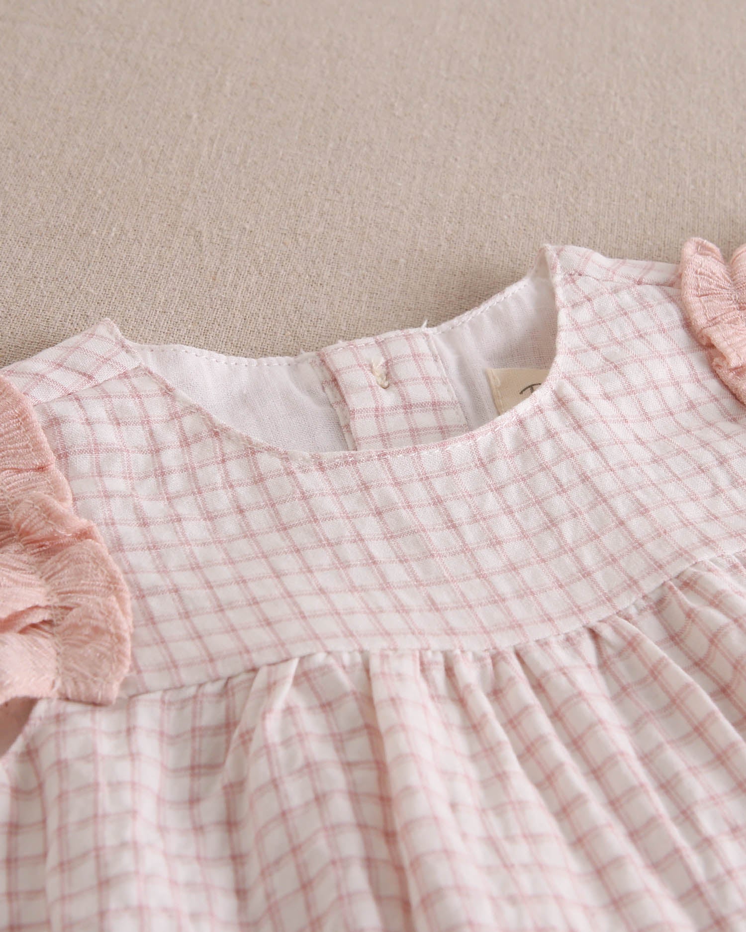 Vestido bebé niña rosa de cuadros con volantes en hombros