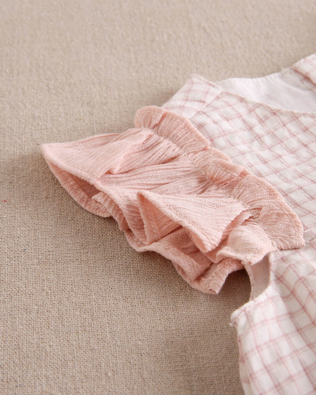 Vestido bebé niña rosa de cuadros con volantes en hombros